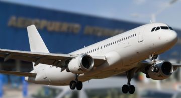 Avión aterriza de emergencia en Monterrey por muerte de una pasajera