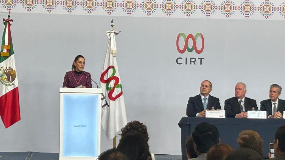 La presidenta Claudia Sheinbaum en la asamblea de la CIRT.