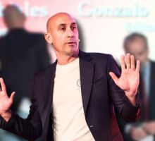 VIDEO | Tío de Luis Rubiales le lanza huevos durante presentación de su libro