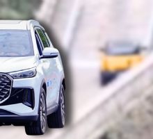 VIDEO | Automotriz china Chery falla al subir 'Escalera al Cielo' de Tianmen Mountain y se estrella