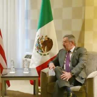 Canciller mexicano y secretario de Estado se reúnen en Canadá