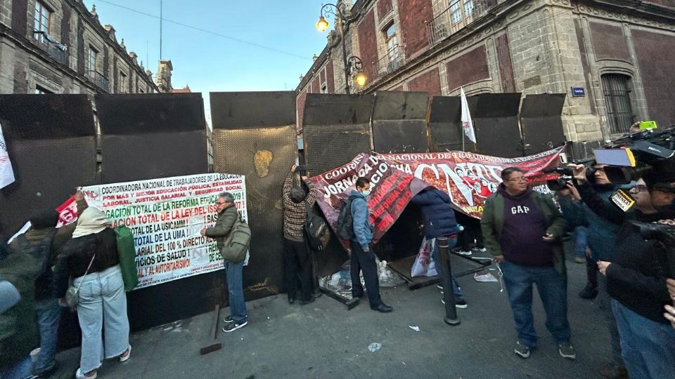 Maestros de la CNTE protestaron en las inmediaciones de Palacio Nacional y están en plantón en la sede de la Cámara de Diputados.