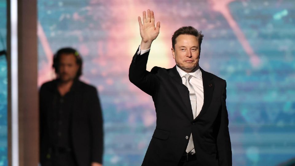 CEO de SpaceX y xAI, Elon Musk saludando durante el Foro de Inversión Saudi-US.