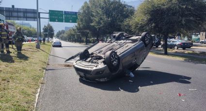 Auto se vuelca y provoca cierre de carriles en Avenida Gómez Morín, en San Pedro