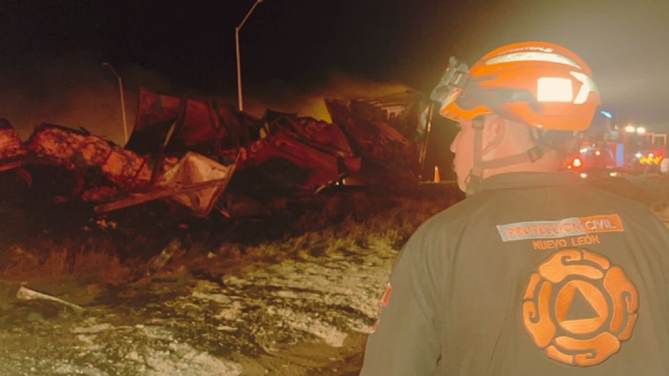 Protección Civil de Nuevo León atiende el incendio de un tráiler con caja seca en la autopista Monterrey–Nuevo Laredo, en Sabinas Hidalgo.
