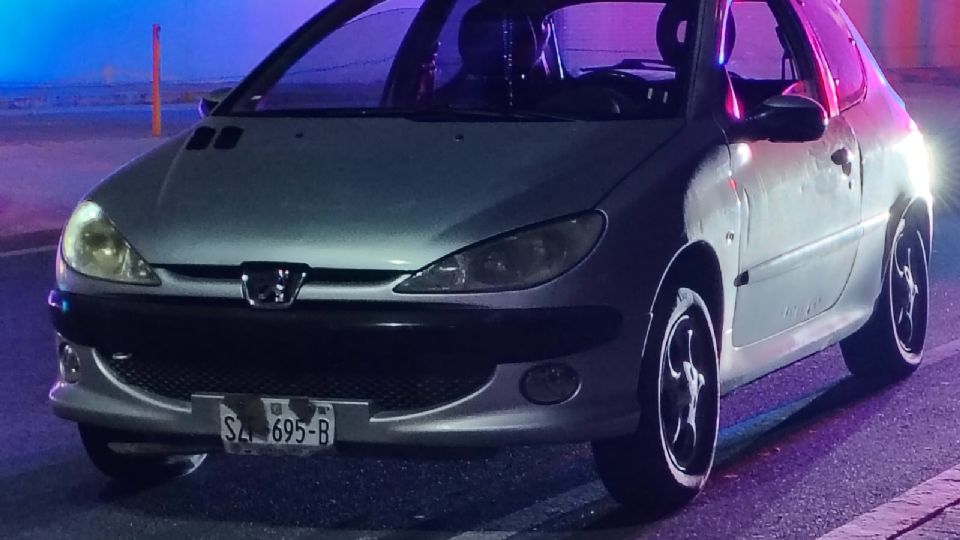 Los dos sospechosos fueron detenidos tras intentar huir hacia el río Santa Catarina luego de abandonar el vehículo.