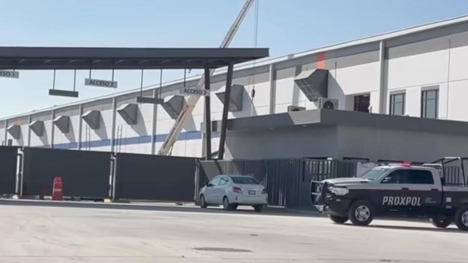 Paramédicos trasladaron al trabajador al IMSS tras sufrir una descarga eléctrica al tocar accidentalmente un cable energizado.