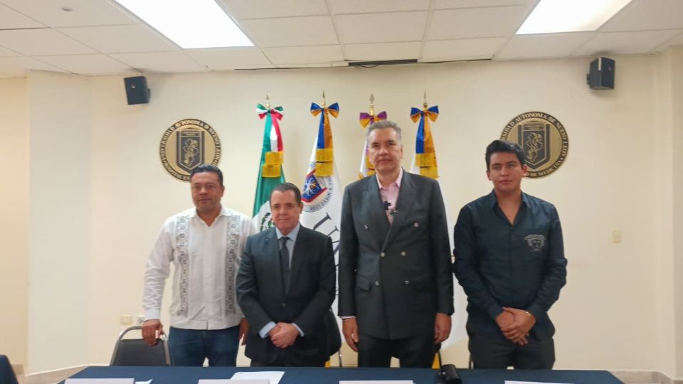 El senador Waldo Fernández entrega un donativo de 350 mil pesos en medicamentos, sumando ya 14 millones gestionados para fortalecer al Hospital Universitario de Nuevo León.