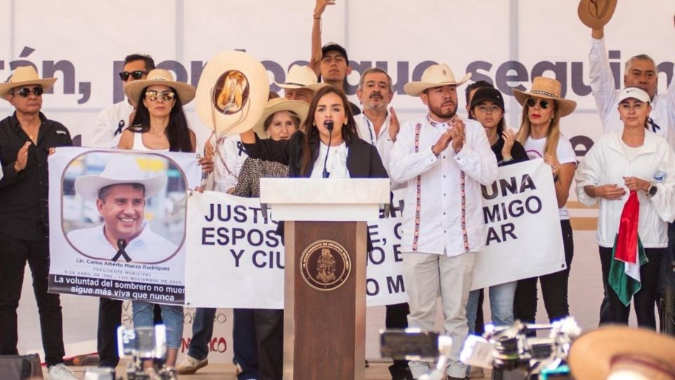 Agentes cuidan a la nueva alcaldesa de Uruapan, Grecia Quiroz