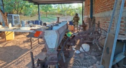 Golpe en Sinaloa: Ejército localiza laboratorios con explosivos y 3,500 litros de químicos