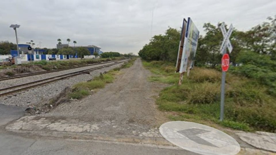 Elementos de la Fiscalía y Policía Municipal acordonaron el área donde fue encontrado el cuerpo encobijado en Villas de Anáhuac.