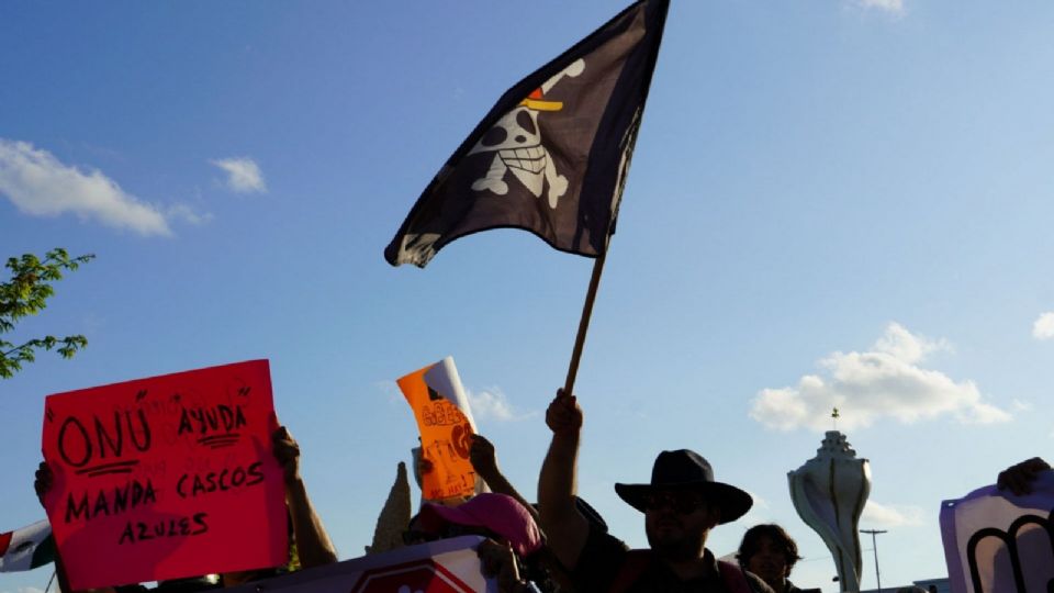 Cerca del Palacio Nacional, un grupo de manifestantes logró derribar una de las barreras metálicas.