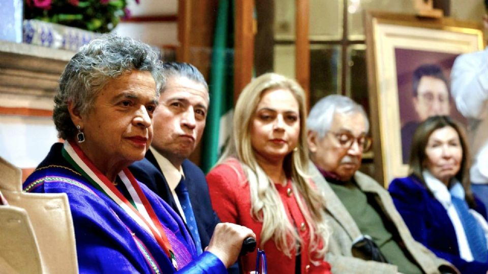 Giovani Gutiérrez destaca galardón para Beatriz Paredes Rangel. 