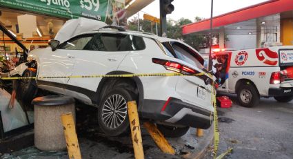 Accidente en Félix U. Gómez: vehículo se impacta en tienda de conveniencia y tripulantes huyen