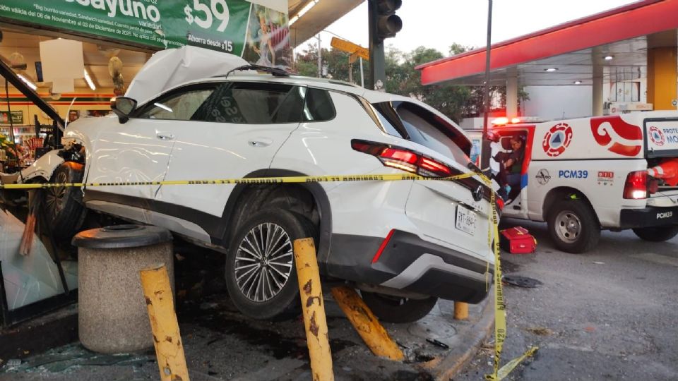 El vehículo se estrelló contra la fachada del 7-Eleven, provocando una movilización de cuerpos de emergencia en la colonia Terminal.