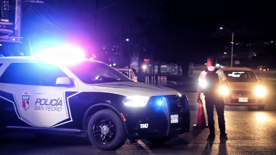 El cuerpo fue localizado bajo un puente peatonal del Río Santa Catarina, donde autoridades acordonaron la zona para iniciar las investigaciones.