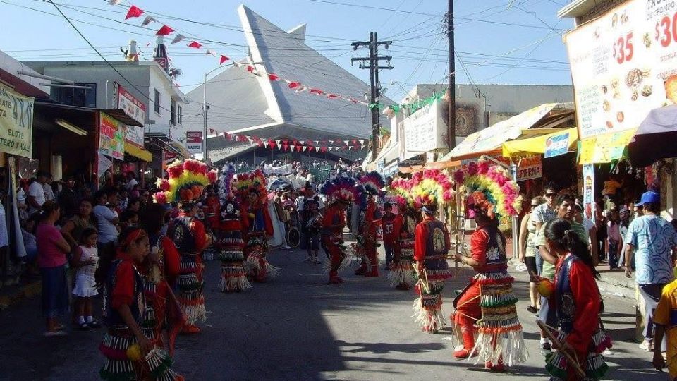 Cientos de contingentes avanzan rumbo a la Basílica de Guadalupe durante la intensa temporada de peregrinaciones en Monterrey.