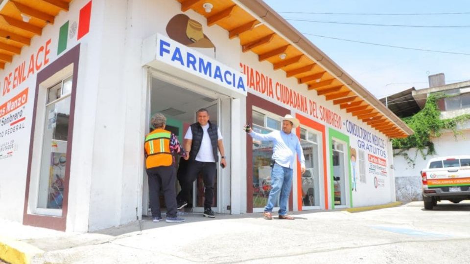 Carlos Manzo inauguró seis farmacias gratuitas, pero su esposa Grecia Quiroz promete seguir su proyecto.