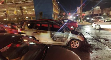 Se incendia una camioneta cerca de Plaza Cumbres en Monterrey