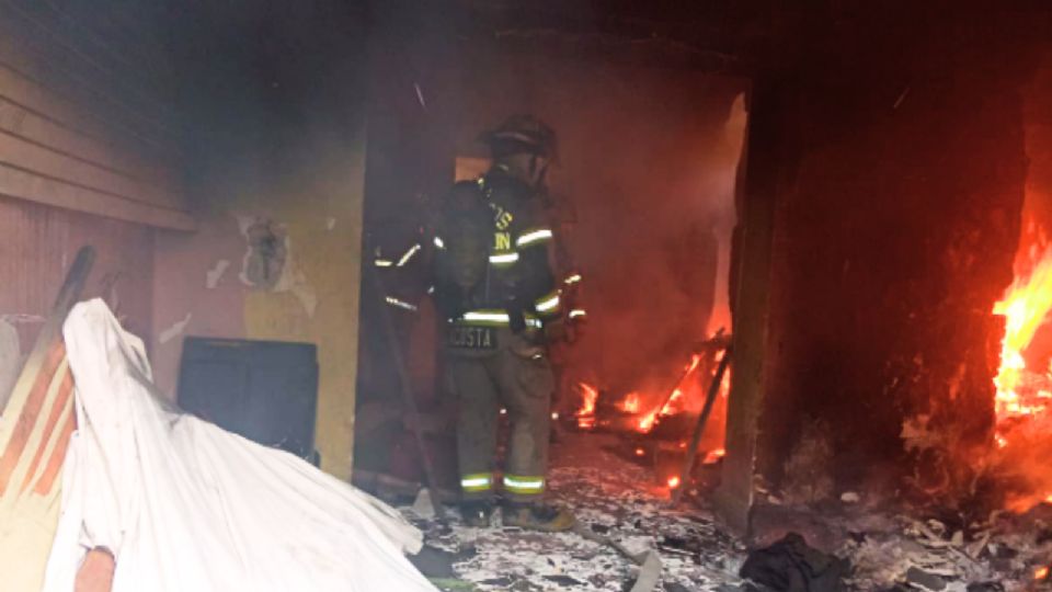 Cuerpos de emergencia trabajan en el edificio del Centro de Monterrey tras un incendio que dejó un herido grave y la evacuación de 120 personas.