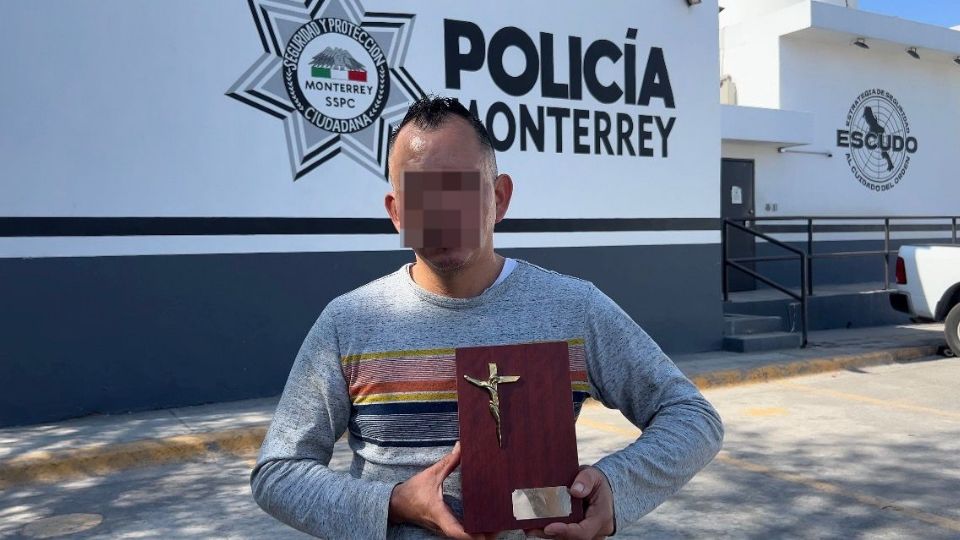 La Policía de Monterrey devolvió la urna con cenizas encontrada en una mochila abandonada en el centro de la ciudad.