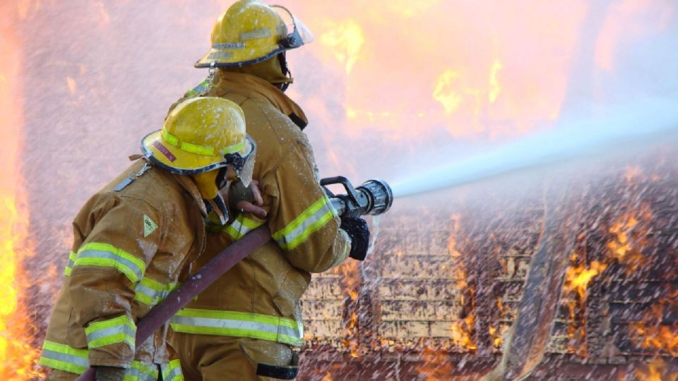 Bomberos llegaron al lugar del reporte del siniestro y con chorros de agua sofocaron el incendio.