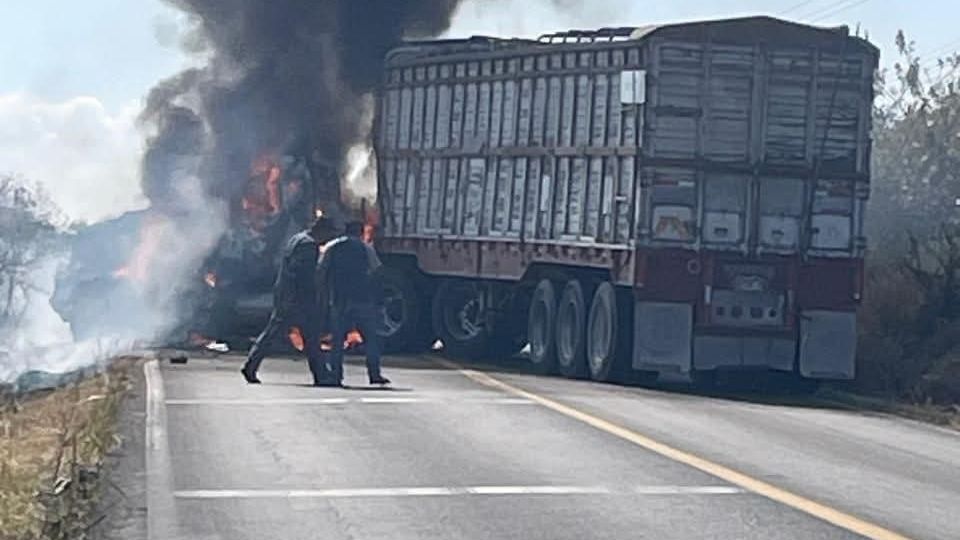 En Michoacán se reportan bloqueos y quema de vehículos.