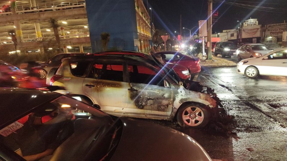 Bomberos y Protección Civil de Nuevo León controlaron el incendio de la camioneta al lado de Plaza Cumbres.