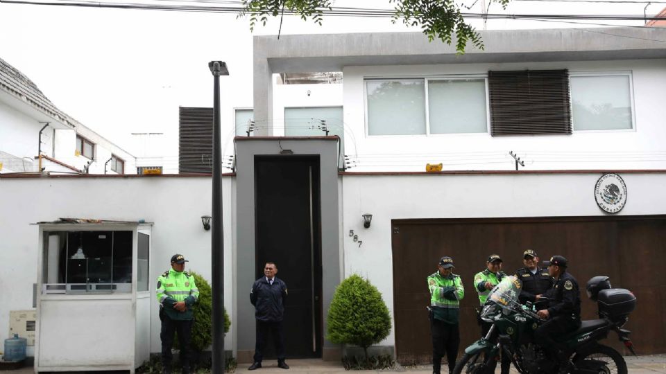 Integrantes de la policía custodian la residencia de la Embajada de México, este lunes, en Lima (Perú).
