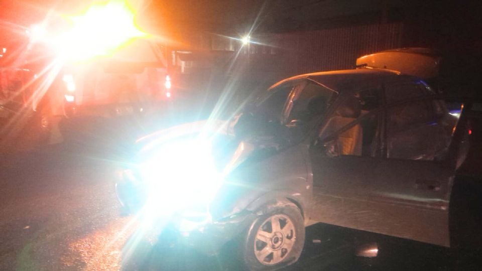 Cuerpos de emergencia atendieron la volcadura en la Carretera a Colombia, donde el conductor presentó lesiones leves.