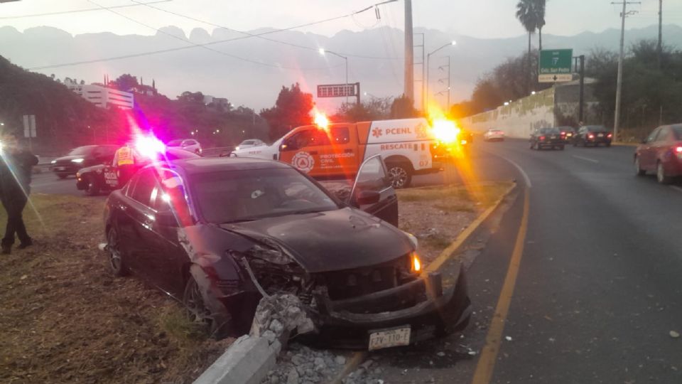 Automovilista pierde control de su vehículo, choca y derriba poste