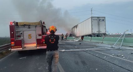 Tráiler se incendia tras chocar y derribar postes en Apodaca