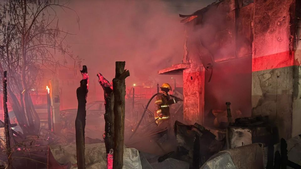 Autoridades de Protección Civil y Fuerza Civil trabajaron por varias horas para sofocar el incendio y resguardar la zona en Colinas del Aeropuerto, en Pesquería.