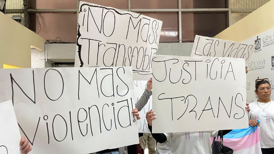 Activistas trans protestaron en el Congreso de Nuevo León para exigir la tipificación del transfeminicidio.