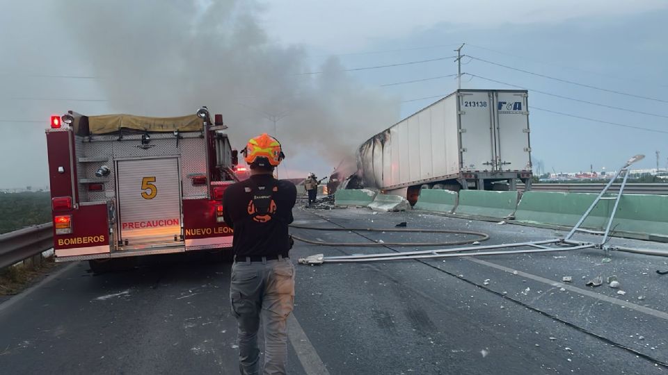 El tráiler se incendió después de brincar un carril y derribar varios postes en Apodaca.