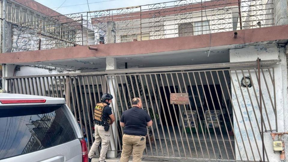 En el cateo se decomisó un arma larga, cartuchos y droga.