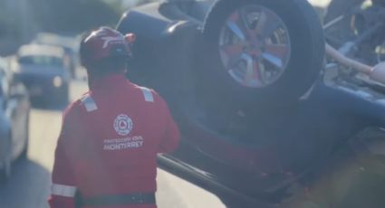 Conductor resulta ileso tras volcadura en avenida Parque Funeral Guadalupe en Monterrey