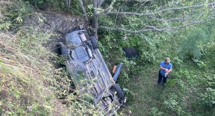 Accidente en Montemorelos: auto cae de un puente y queda volcado