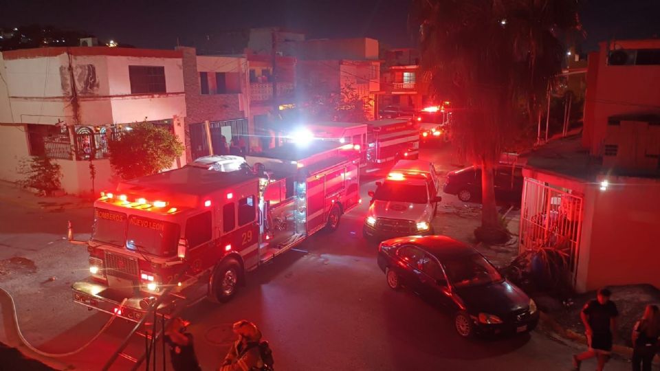 El incendio en una vivienda abandonada en la colonia Lomas de Santa Cecilia, Monterrey, movilizó a Protección Civil y Bomberos de Nuevo León; no hubo personas lesionadas.