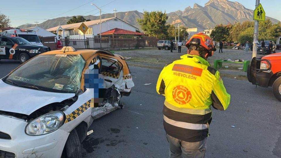 Autoridades de Protección Civil y Cruz Roja atendieron un accidente vial en Guadalupe, Nuevo León, donde un taxista perdió la vida tras quedar prensado en su vehículo.