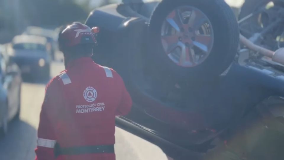 Cuerpos de rescate acudieron a la avenida Parque Funeral, en Monterrey, donde un vehículo volcó y quedó sobre su toldo; el conductor resultó ileso.
