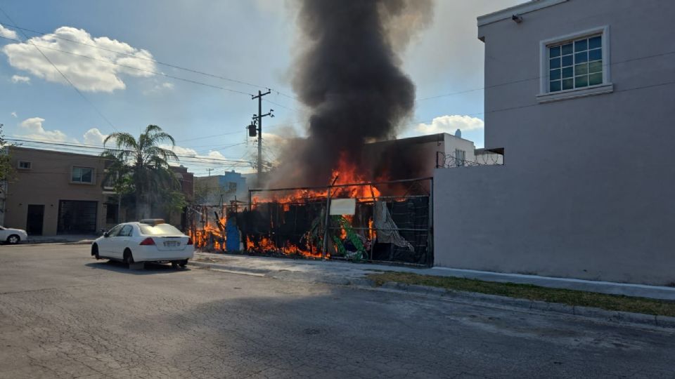 Un incendio consumió por completo un taller mecánico en la colonia Los Cristales, en Guadalupe, Nuevo León; autoridades reportaron saldo blanco.