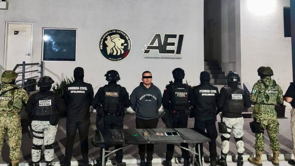 Fuerza Civil y corporaciones federales detuvieron en Escobedo a un hombre con marihuana y una orden de aprehensión por homicidio calificado.