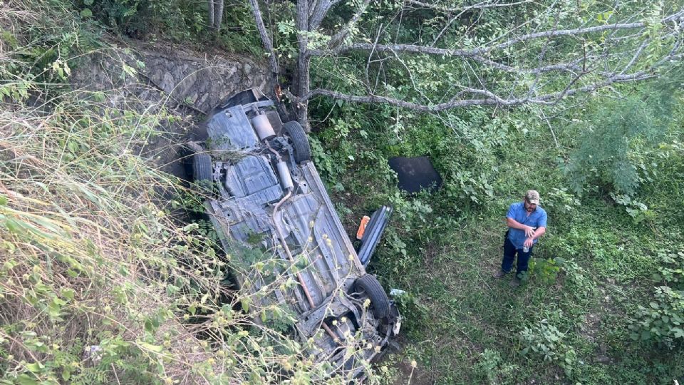 El vehículo volcó desde un puente de cinco metros en Montemorelos, Nuevo León; los tripulantes abandonaron el lugar antes del arribo de las autoridades, informó Protección Civil estatal.