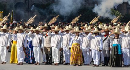 Pese a ser día laboral, cientos de personas acuden a presenciar el desfile cívico-militar