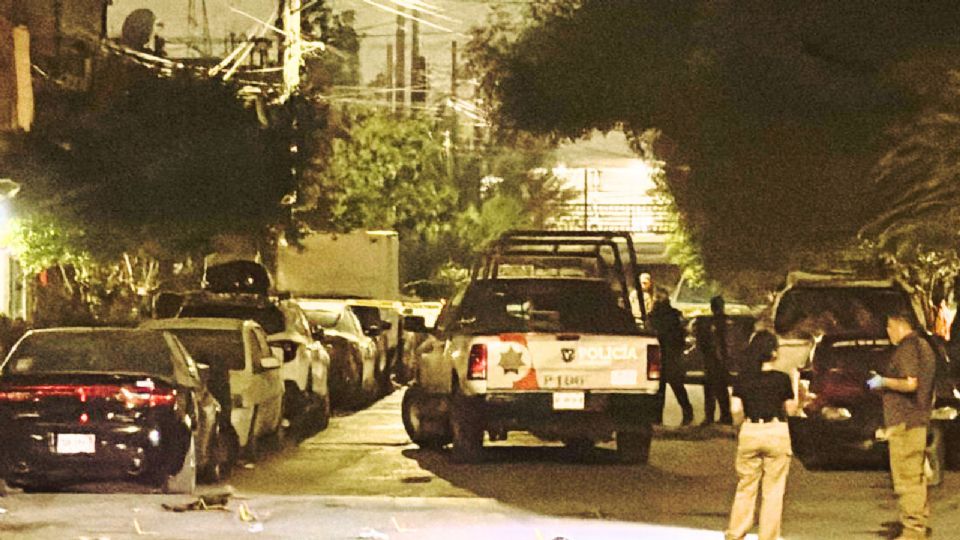 Elementos policiacos resguardaron la zona del ataque en Cañada Blanca mientras peritos recolectaban evidencia balística.
