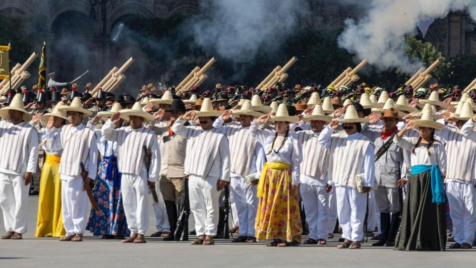 Pese a ser día entre semana, muchas personas se dieron cita para ver el desfile cívico-militar del 20 de noviembre.
