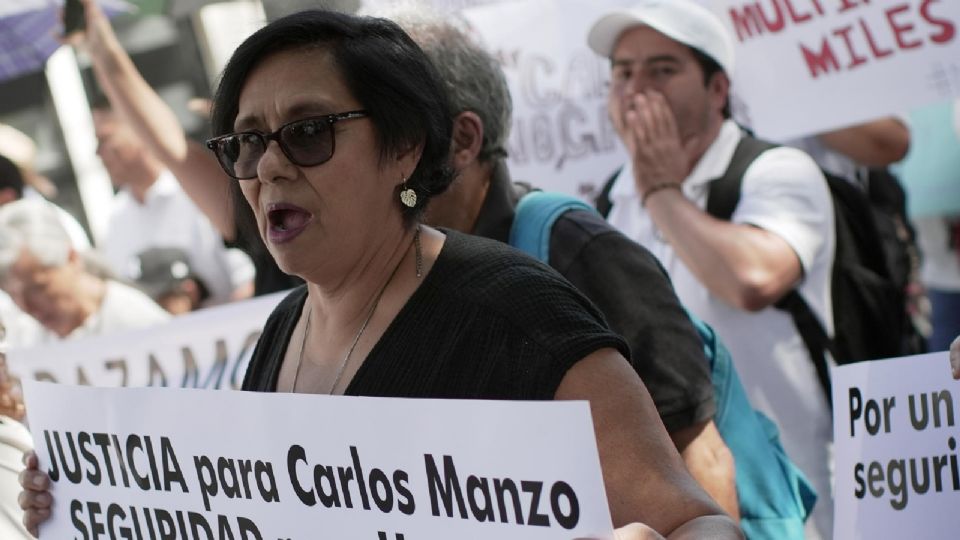Una persona muestra una pancarta este viernes durante una marcha pidiendo justicia por el asesinato del alcalde Carlos Manzo, en el municipio de Uruapan en Michoacán.
