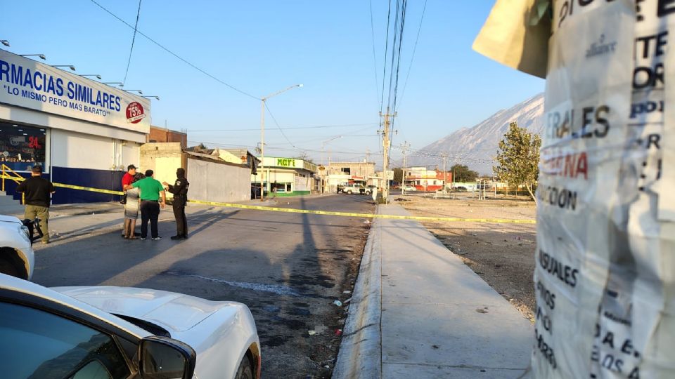 Autoridades resguardaron la zona donde un hombre fue ejecutado mientras esperaba el camión en García.