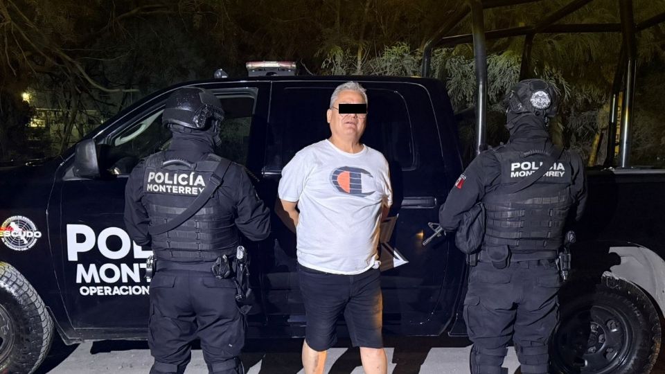 Momento en que policías de Monterrey aseguran el arma calibre .380 que portaba el detenido en la colonia Sarabia.